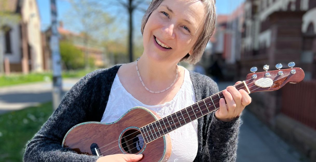 Frau mit Ukulele