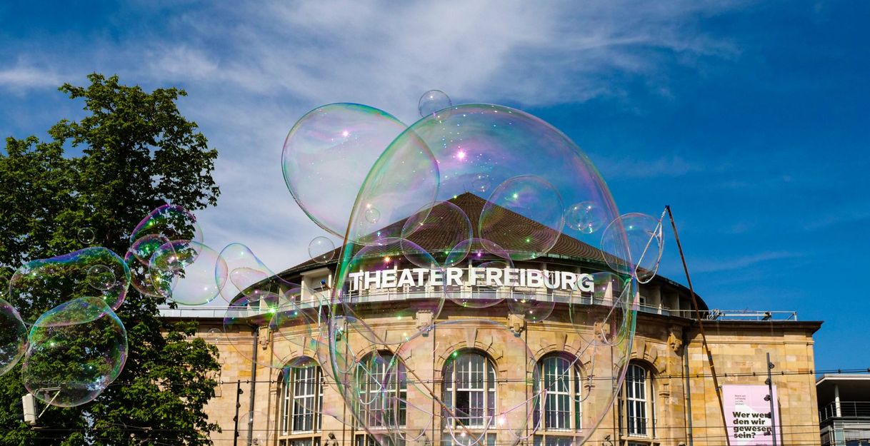 Blick auf die Fassade des Theater Freiburg. 