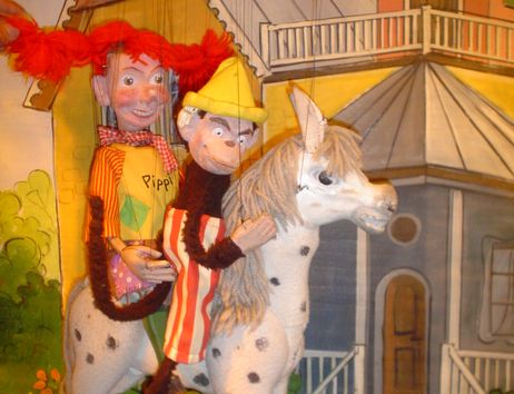 Pippi Langstrumpf mit dem Pferd „Kleiner Onkel“ und dem  Äffchen „Herrn Nielson“.