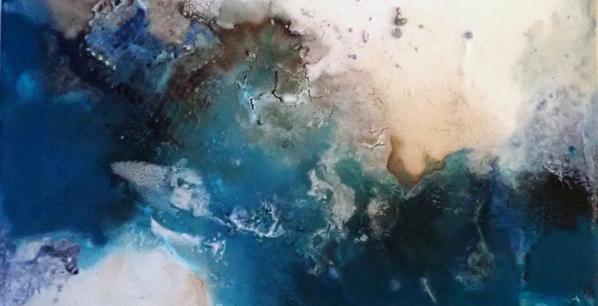 Gemälde von Christa Haack mit dominierenden Blau- und Beigetönen, die an die Farben von Meer und Sand erinnern.