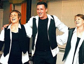 3 lachende und tanzende Personen
