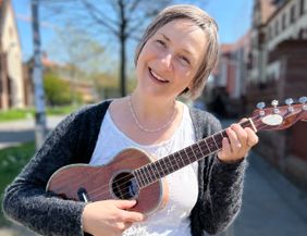 Frau mit Ukulele