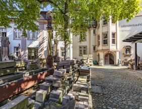 Innenhof mit verschiedenen Steinen 