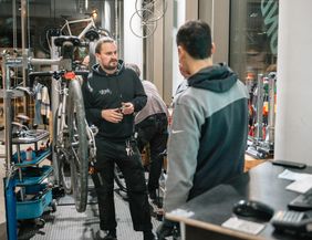 Unser Mechaniker im Gespräch mit Teilnehmenden