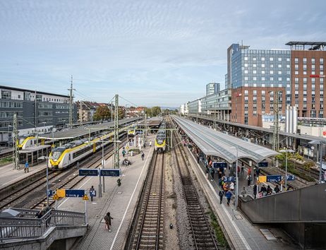 Gleise mit Züge am Freiburger Hauptbahnhof 