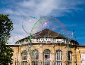Blick auf die Fassade des Theater Freiburg. 