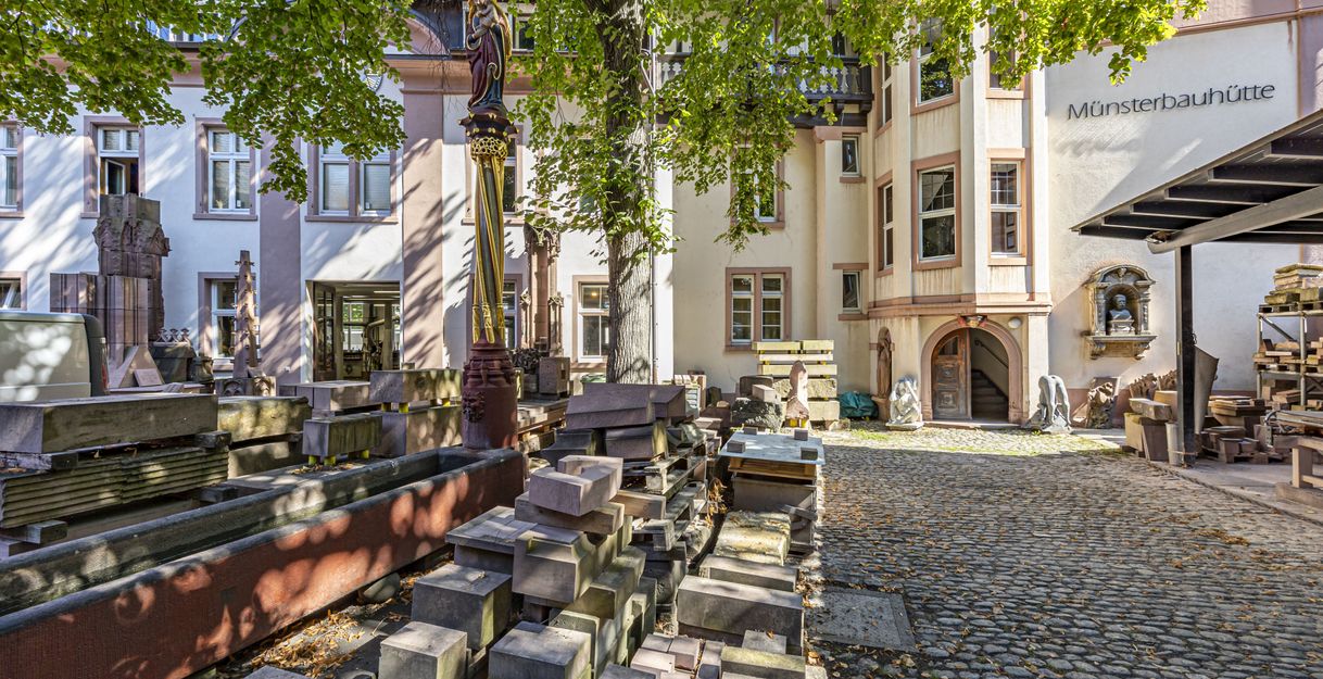 Innenhof mit verschiedenen Steinen 