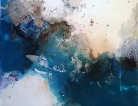 Gemälde von Christa Haack mit dominierenden Blau- und Beigetönen, die an die Farben von Meer und Sand erinnern.